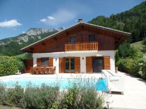 a house with a pool in front of it at Splendida villa isolata con piscina Biot in Le Biot