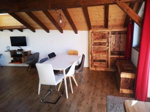 TV a/nebo společenská místnost v ubytování Petit Chalet Vieux Bois + 3 fotografie