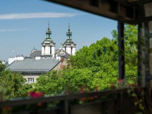 - une vue depuis la fenêtre d'un bâtiment avec deux tours dans l'établissement City apartment with superb location, à Cracovie