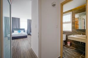 Postel nebo postele na pokoji v ubytování Jomo