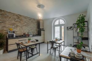 een keuken en eetkamer met tafels en stoelen bij Travel B&B in Pisa