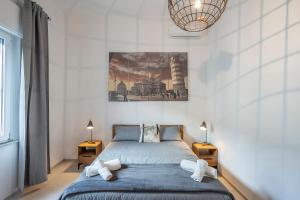 een slaapkamer met een blauw bed en 2 nachtkastjes bij Travel B&B in Pisa