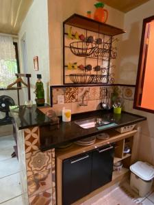 cocina con encimera y fregadero en Flat aluguel Abraão 2,Ilha Grande, en Abraão