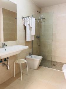 a bathroom with a sink and a shower and a toilet at Apartamento turisticos Puente Romano P4 1-A in Salamanca