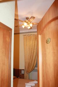 a ceiling fan in a room with a bed at Viennese Due in Rome