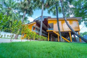 ein Haus mit Palmen davor in der Unterkunft Havana Club Resort in Trincomalee