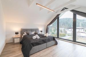 Posteľ alebo postele v izbe v ubytovaní Apartamenty Marron z sauną, bawialnią i widokiem na Skrzyczne - Dream Apart