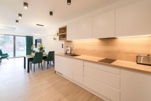 Kuchyňa alebo kuchynka v ubytovaní Apartamenty Marron z sauną, bawialnią i widokiem na Skrzyczne - Dream Apart