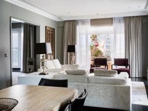 Queen Victoria Hotel by NEWMARK في كيب تاون: غرفة معيشة مع كنبتين وطاولة