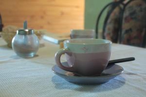 uma chávena de café num prato numa mesa em Hospedaje Manantiales em El Calafate