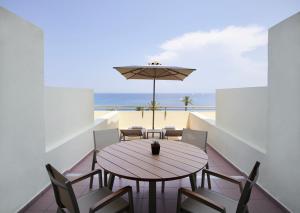 Balkon atau teras di Rhodes Bay Hotel & Spa