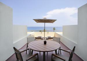 イクシアにあるAmus Hotel & Spaのダイニングルーム(テーブル、椅子付)