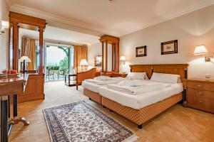 A bed or beds in a room at Hotel Hollweger