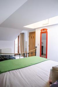 Postel nebo postele na pokoji v ubytování Stylish modern Mews house in central St Leonards