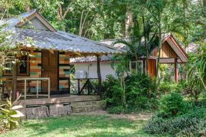 een klein huis midden in een bos bij Mayow Bungalow Kohmook Trang in Trang