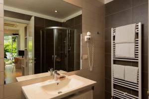 A bathroom at Accademia Hotel
