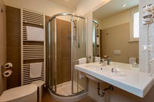 A bathroom at Accademia Hotel