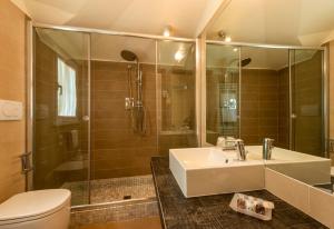 A bathroom at Accademia Hotel