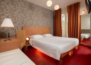 A bed or beds in a room at Accademia Hotel