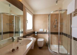 Koupelna v ubytování Accademia Hotel + 37 fotografií