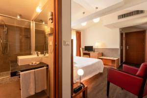 A television and/or entertainment centre at Accademia Hotel