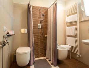 A bathroom at Accademia Hotel