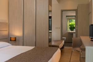 A television and/or entertainment centre at Accademia Hotel