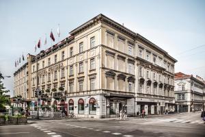 Hotel Weitzer Graz - Centre of Graz في غراتس: مبنى كبير على زاوية شارع