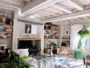 sala de estar con sofá y chimenea en Casaviel, en Biarritz