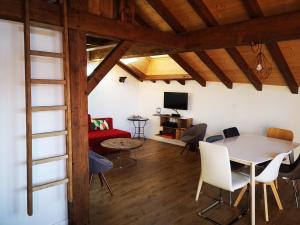 TV a/nebo společenská místnost v ubytování Petit Chalet Vieux Bois
