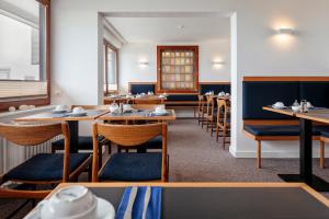 uma sala de jantar com mesas e cadeiras em Haus Rooad Weeter em Helgoland