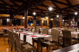 een eetkamer met tafels, stoelen en verlichting bij HL Miraflor Suites Hotel in Playa del Inglés