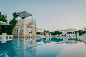 vista sulla piscina di un resort di Masseria Muntibianchi AgriResort Restaurant & SPA a Otranto