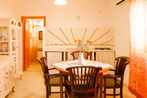 a kitchen and dining room with a table and chairs at Marisal Accommodation in Alghero