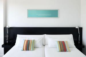 Postel nebo postele na pokoji v ubytování Sea You Hotel Port Valencia
