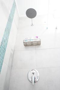 a bathroom with a shower with a tub in it at Departamento Aeropuerto Circunvalacion Kempes Quorum -cambio oficial- in Córdoba