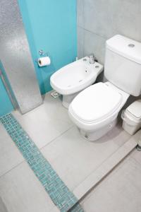 a bathroom with a toilet and a sink at Departamento Aeropuerto Circunvalacion Kempes Quorum -cambio oficial- in Córdoba