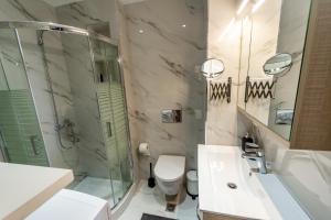 Bilik mandi di Nika Apartment +29 gambar