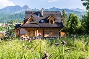 Widok na góry z tego domu w stylu alpejskim