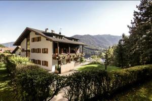 dom z kwiatami na boku w obiekcie Haus Percha Mountain Apartments w mieście Percha