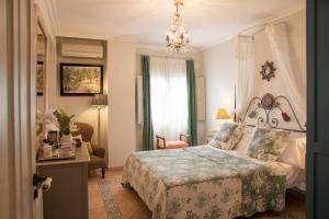 a bedroom with a bed and a chandelier at La Venteta in Aigues