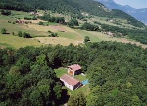 una vista aérea de una casa en medio de un campo en Mas Masnou, en Olot