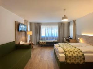 Letto o letti in una camera di Hotel Kronplatzer Hof