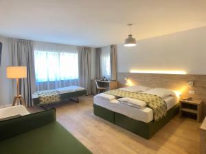 Letto o letti in una camera di Hotel Kronplatzer Hof