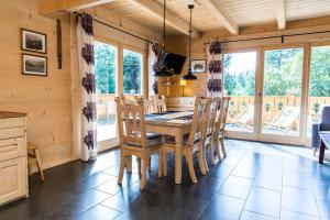 Telewizja i/lub zestaw kina domowego w obiekcie TatryTop Osada Luxury Chalets Kościelisko