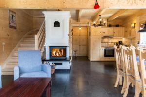 Kuchnia lub aneks kuchenny w obiekcie TatryTop Osada Luxury Chalets Kościelisko