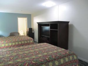 um quarto de hotel com duas camas e uma televisão de ecrã plano em Motel 6-Shartlesville, PA em Shartlesville