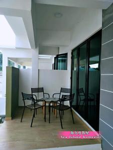 een groep stoelen en een tafel in een gebouw bij 邦咯海岛度假屋 Pangkor Sea Island in Pangkor