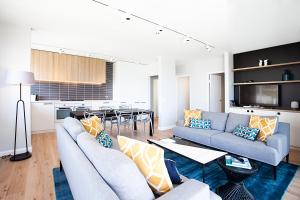 O zonă de relaxare la Stylish Apartment With Views Over Bondi Beach