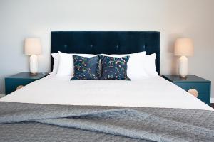 Un pat sau paturi într-o cameră la Stylish Apartment With Views Over Bondi Beach